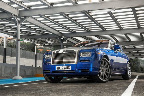 Rolls royce Phantom blue front view