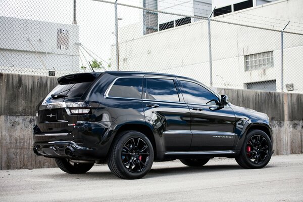 Majestueux grand Cherokee noir