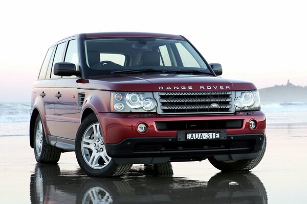 Burgunder Range Rover in Reflektion