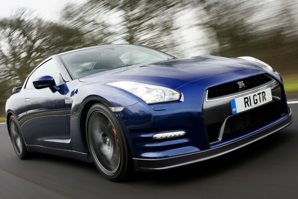 Rennen auf einem blauen Nissan