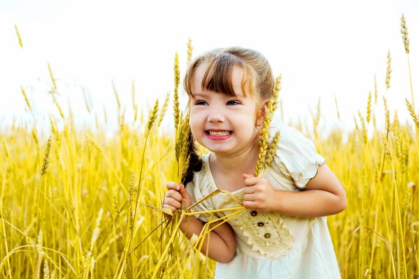Nel campo della felicità alza la ragazza