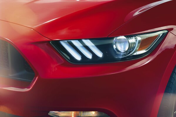 Roter Ford Mustang Ansicht vorderer linker Scheinwerfer