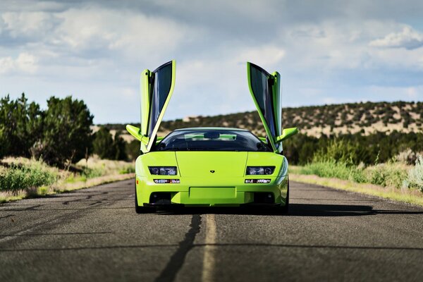 Lamborghini Diablo z otwartymi drzwiami