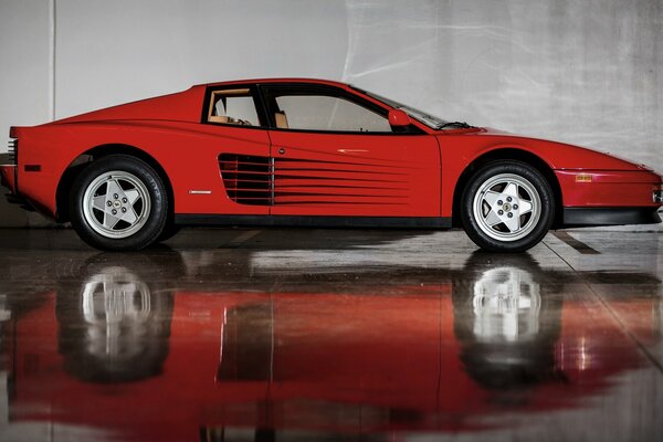 Ferrari rojo Testarossa con reflejo en el Suelo