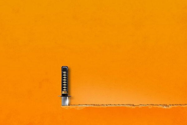 L épée coupe une feuille orange