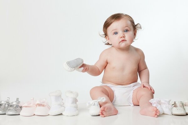 L enfant qui choisit les chaussures