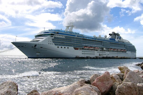 Muelle de cruceros cerca de la isla