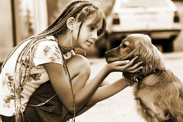 La jeune fille forme son chien bien-aimé