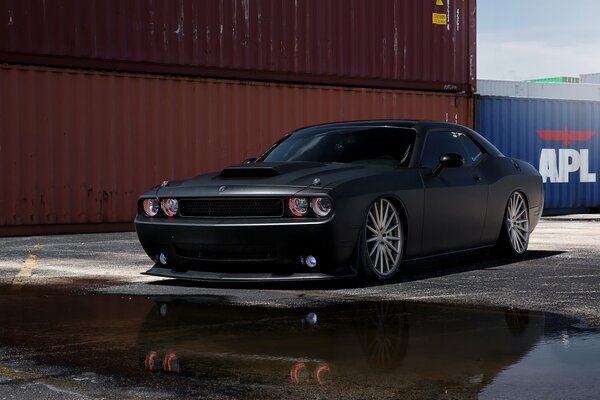 Puissance et puissance noir dodge challenger srt 8