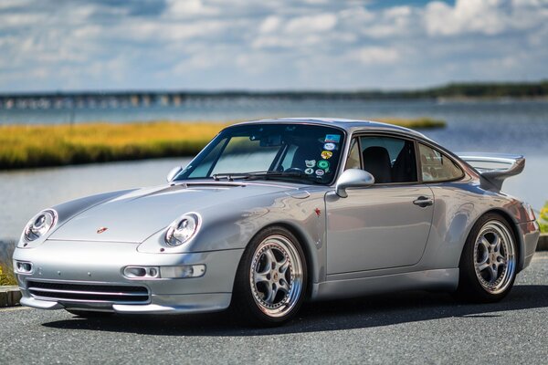 Porsche d argento guida in autostrada