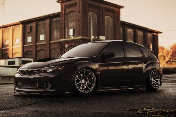 Subaru Impreza nero al tramonto sembra molto bello