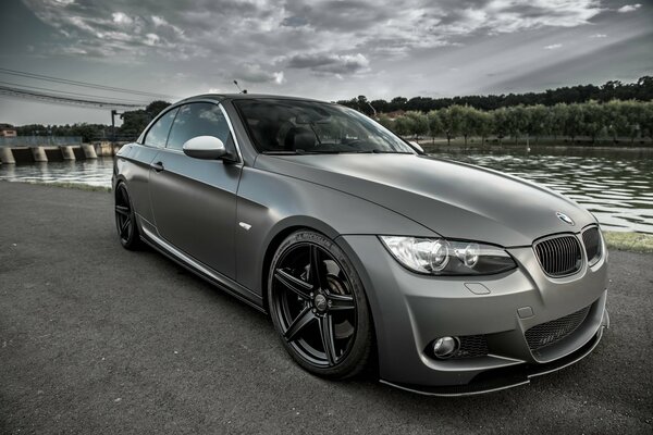 Szary samochód BMW na drodze