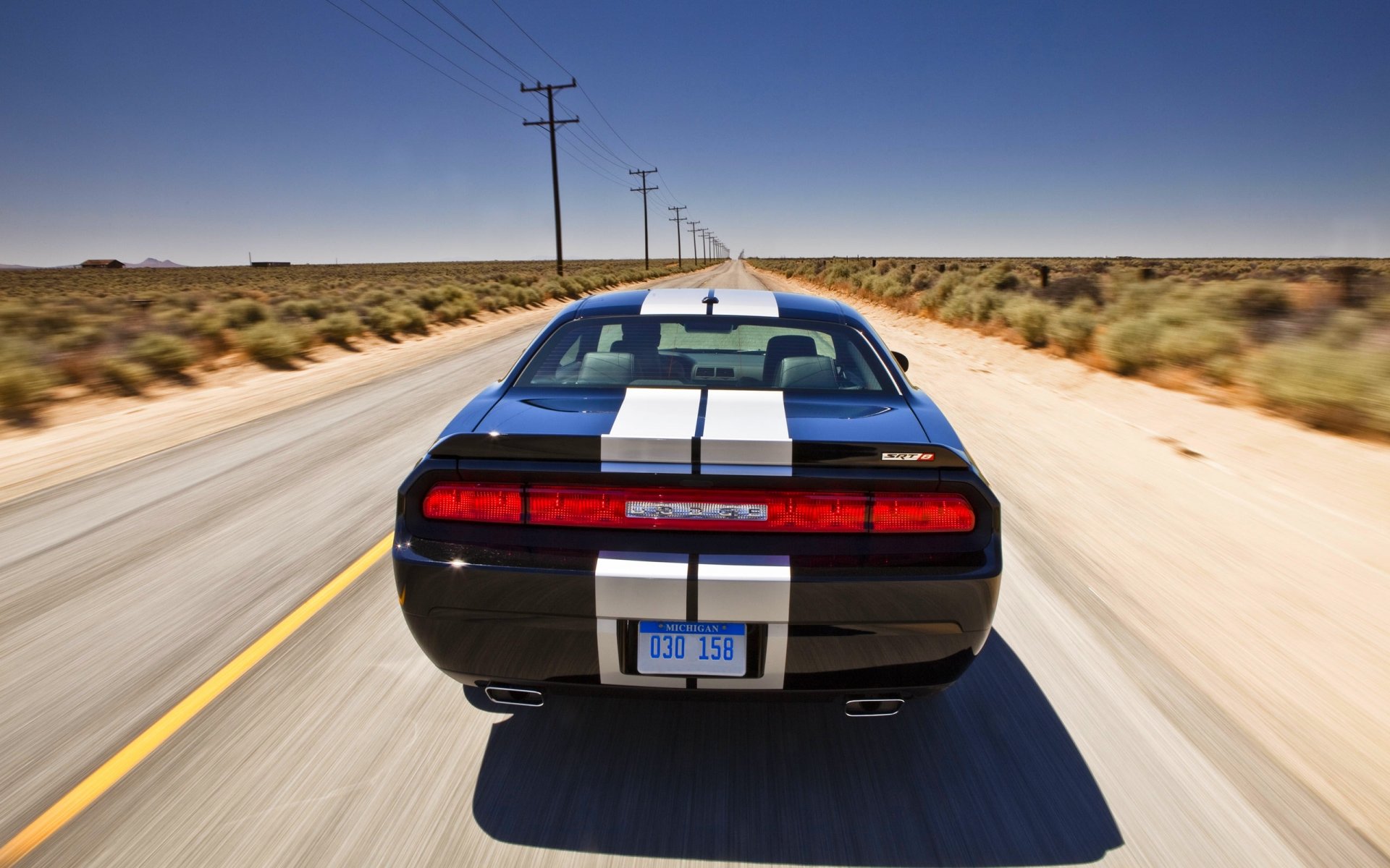 esquiver challenger voiture noir en mouvement route ciel jour rayures