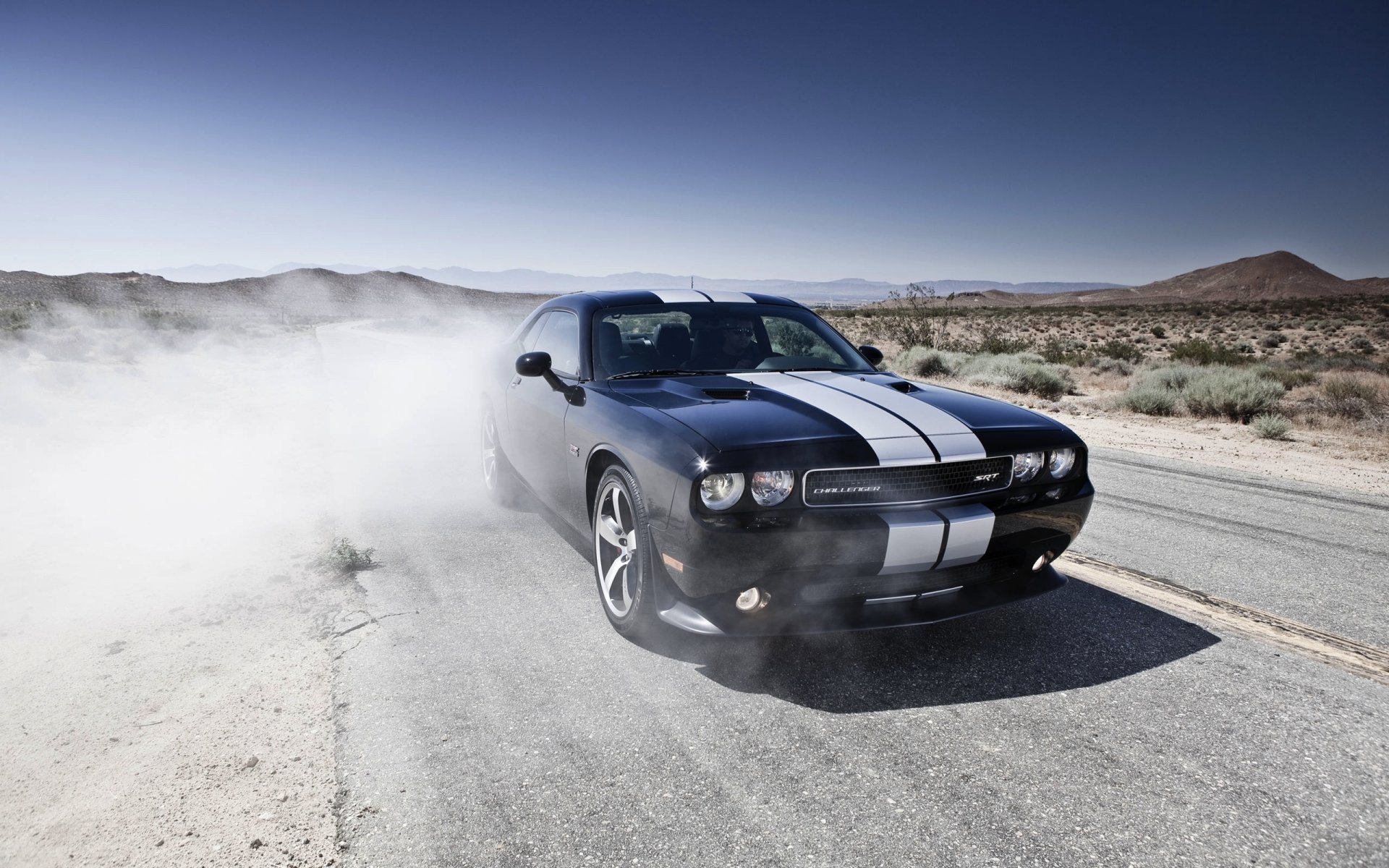 ausweichen challenger auto schwarz straße hitze tag front motorhaube