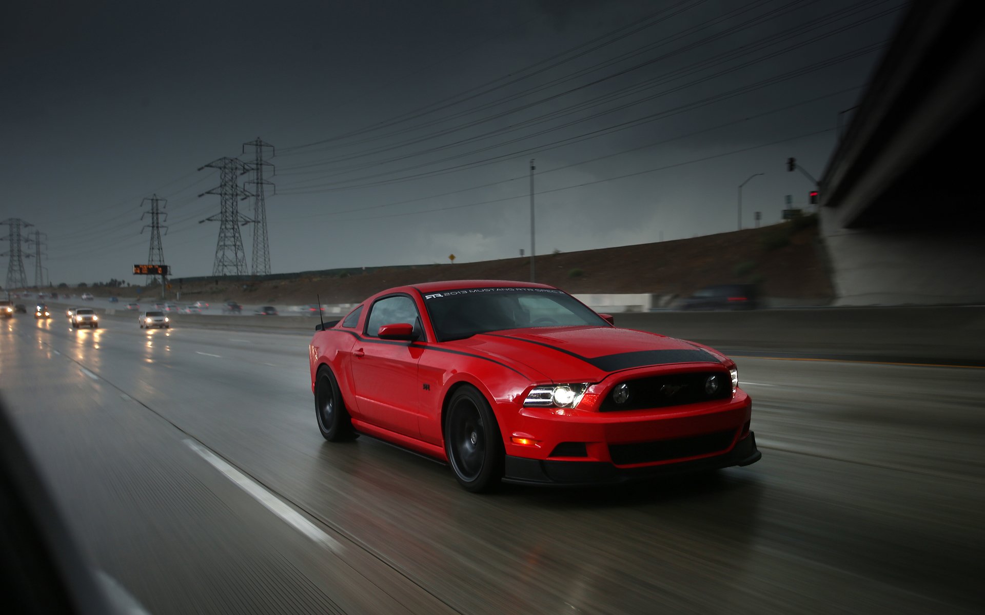 ford mustang rtr rosso pioggia auto sportiva auto strada autostrada traffico velocità