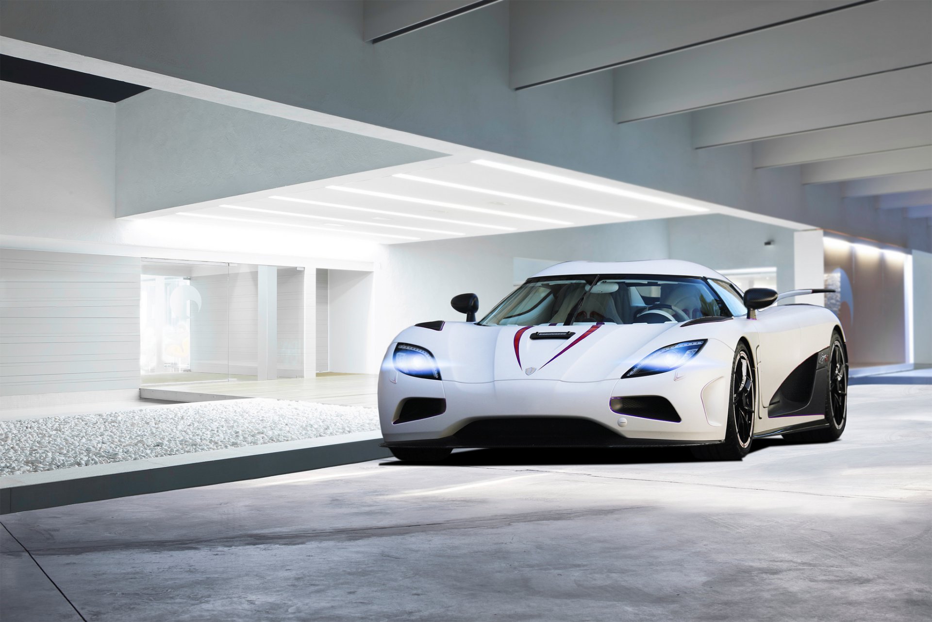 koenigsegg agera r przód biały koenigseg budynek odblaski