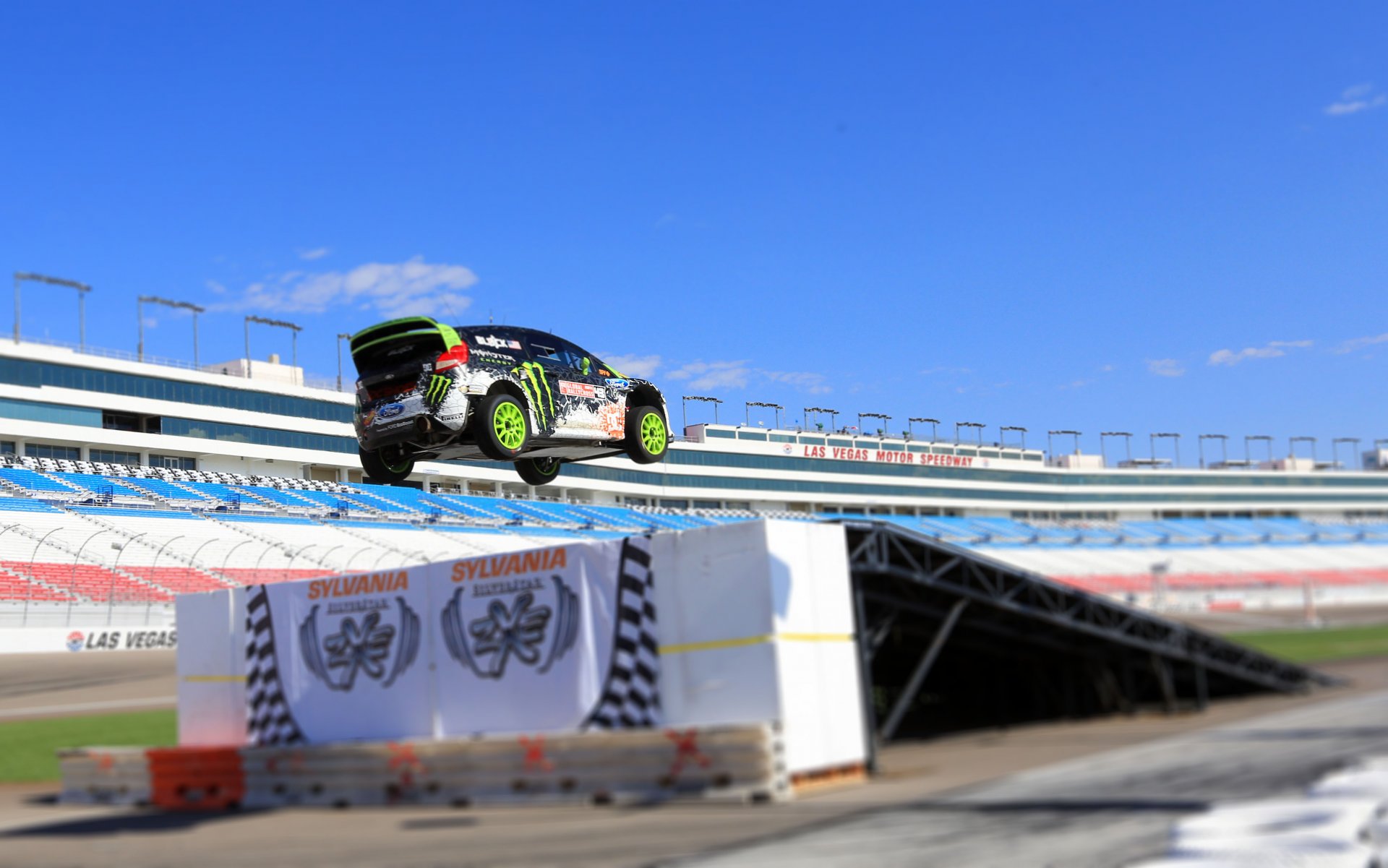 ford fiesta rally ken block rallycross auto en el aire velocidad coche personas tribuna día con inclinación y cambio