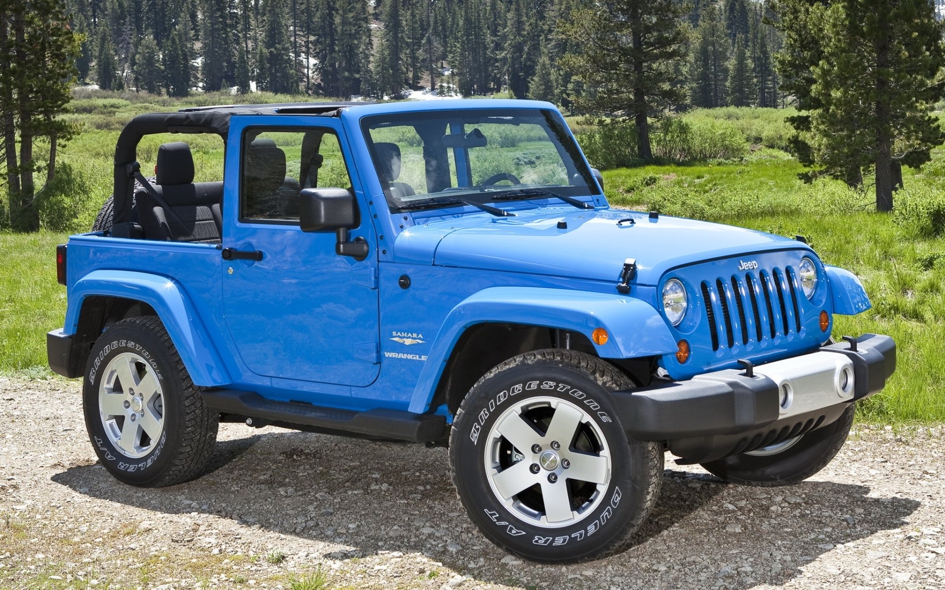 jeep wrangler unbegrenzt sahara rengler unlimited sahara suv blau front wald