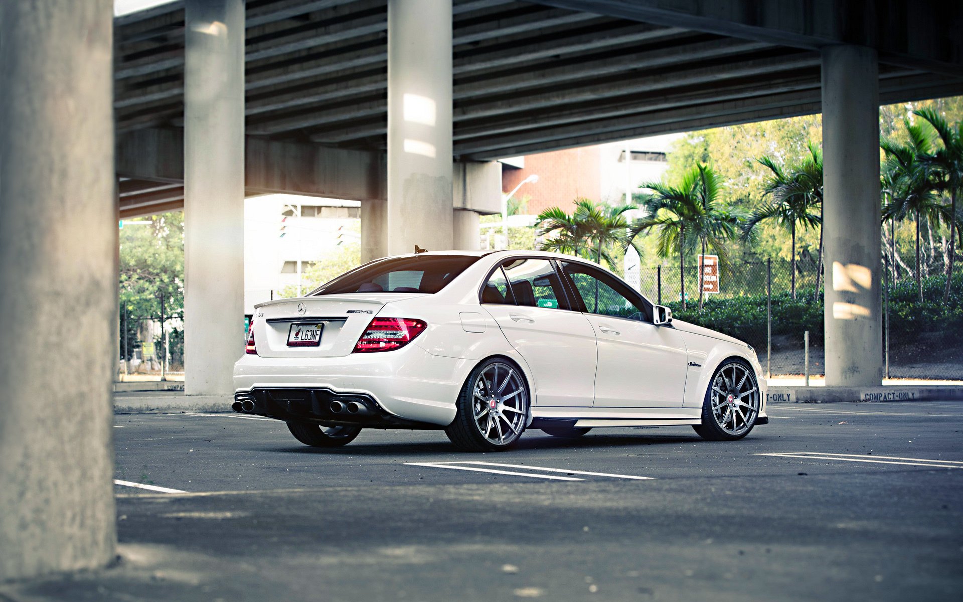 mercedes mercedes-benz berline c63 amg tuning puissance blanc roue rue palm route pont