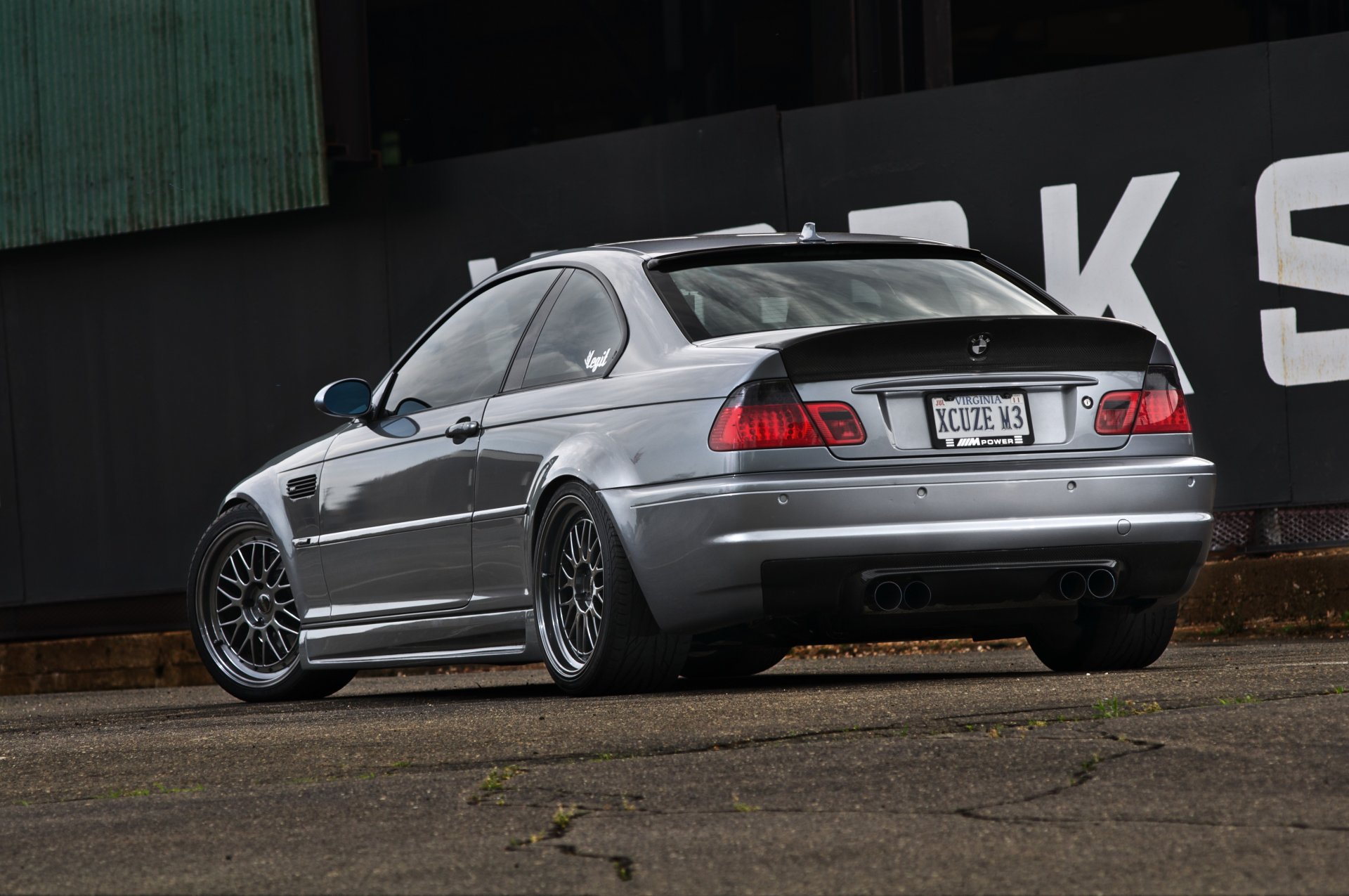 bmw m3 e46 srebrny bmw srebrny coupe widok z tyłu ściana napis