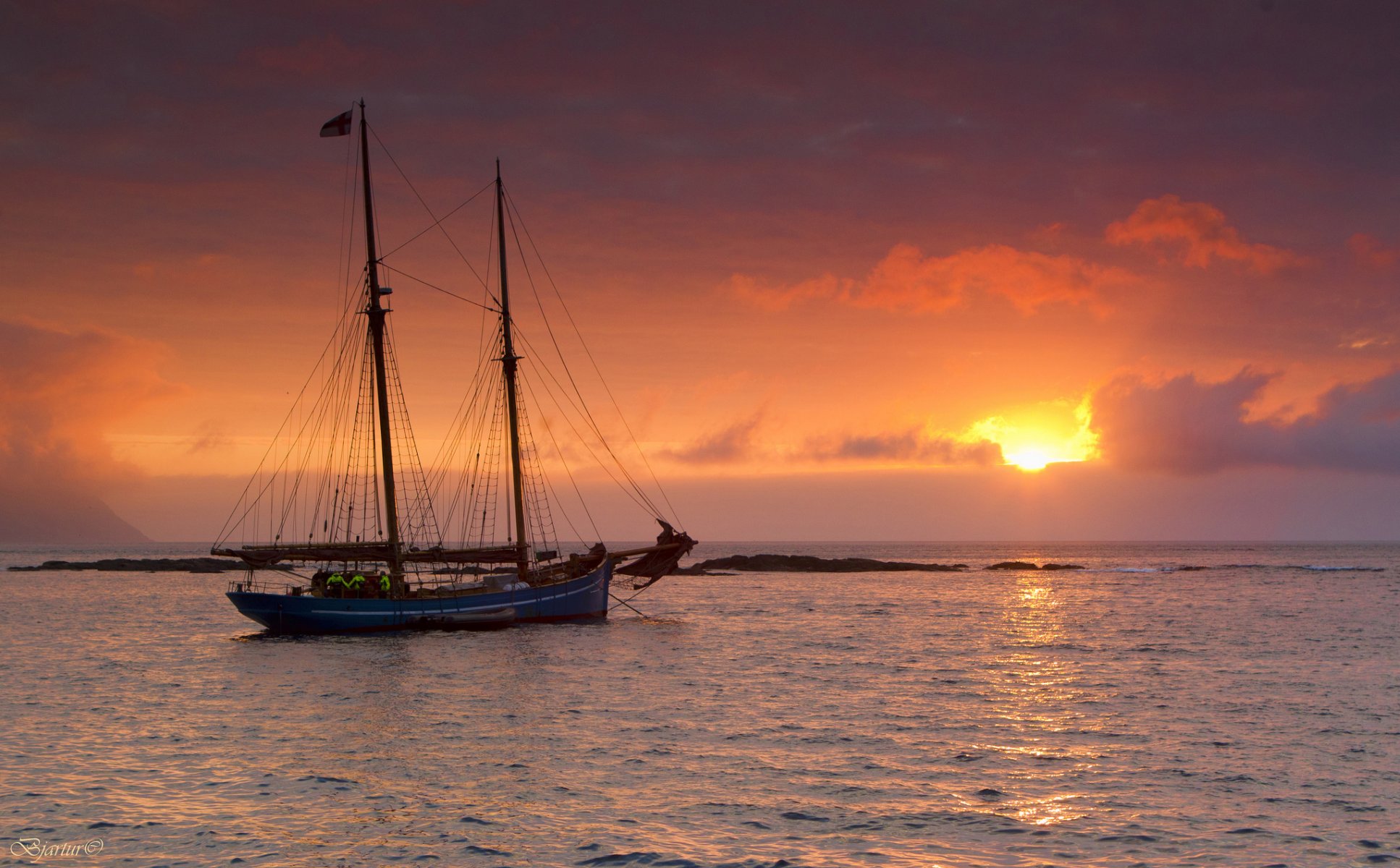 yate mar puesta de sol