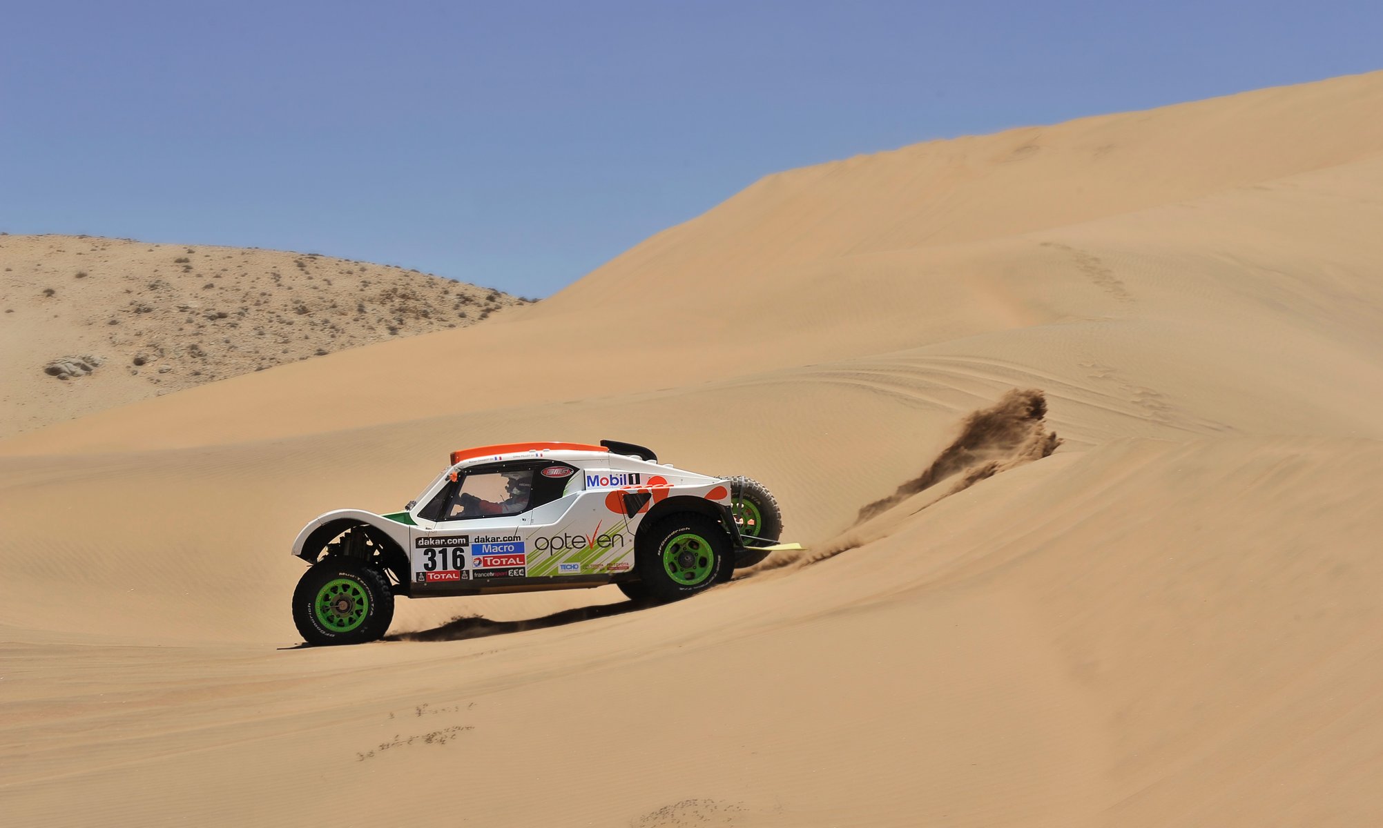 buggy auto dakar rally vista laterale sabbia deserto gara auto sport giorno