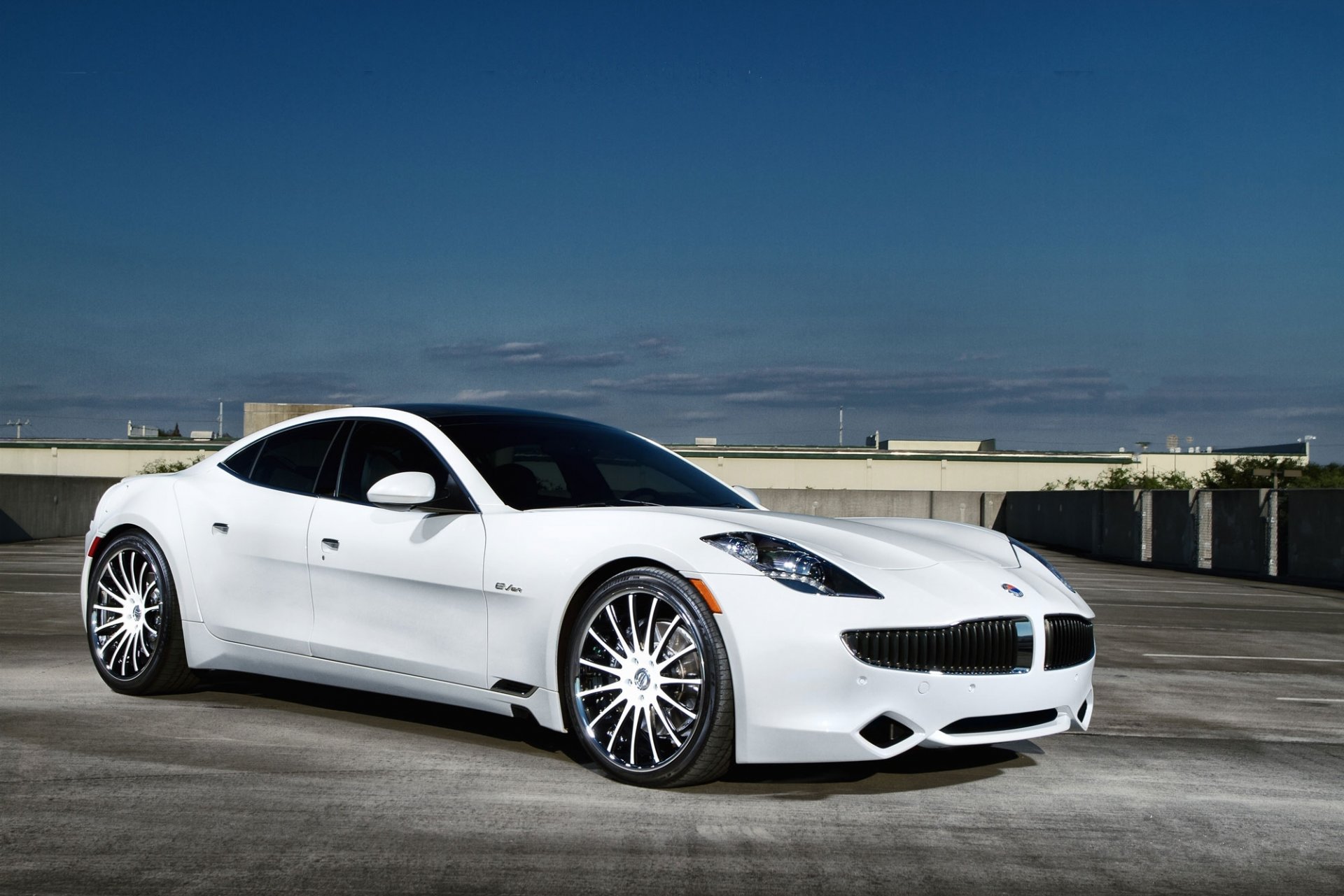 fisker karma weiß parkplatz himmel fisker wolken