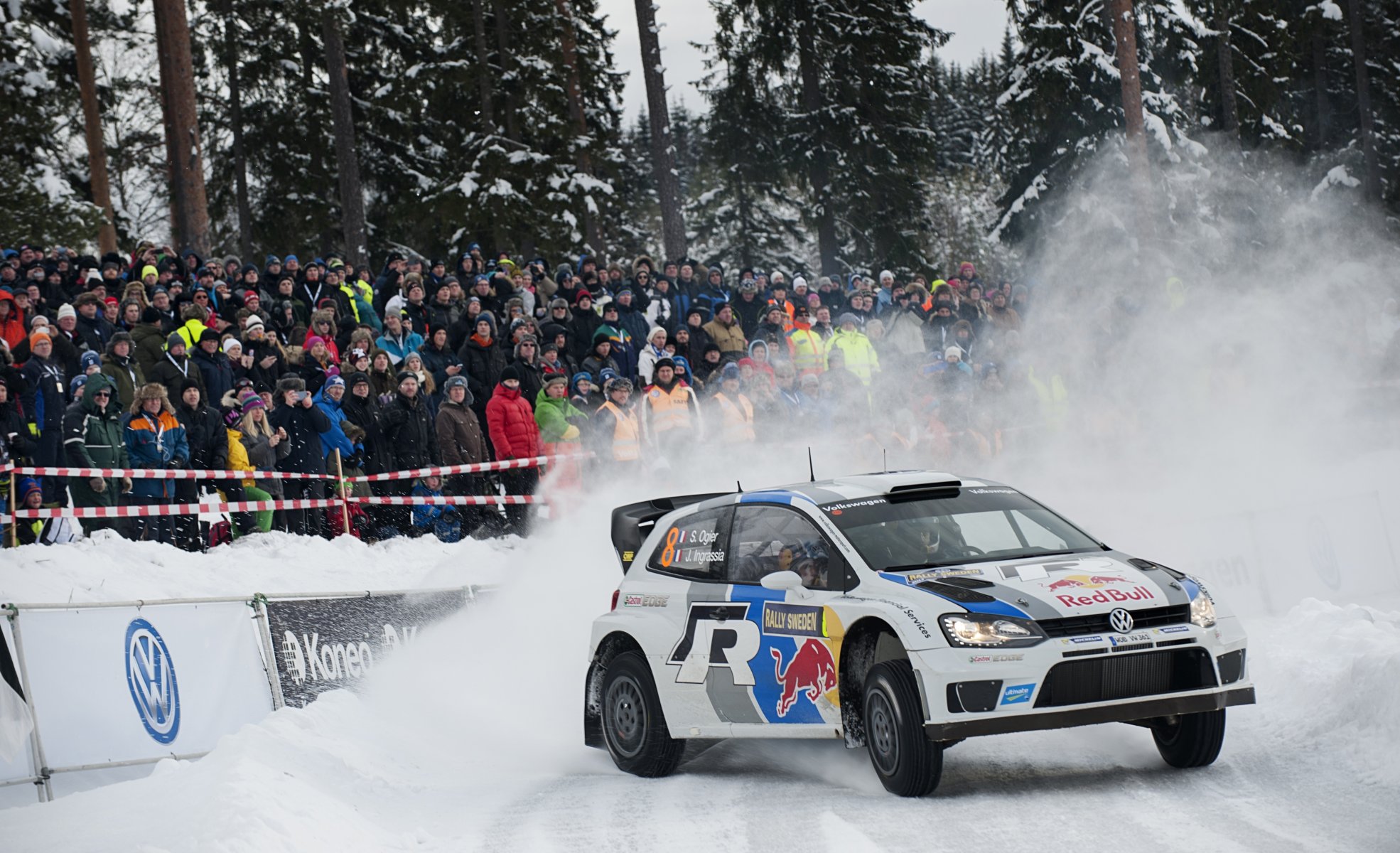 volkswagen polo śnieg wrc sebastian ogier zlot zima rajd las fani ludzie