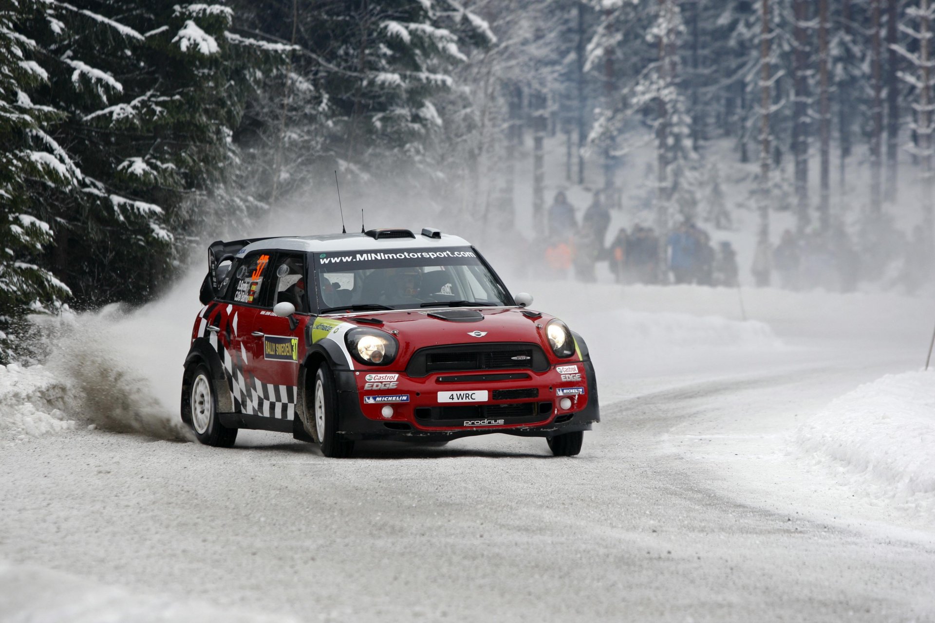 mini cooper mini mini cooper rallye neige gens rouge forêt avant