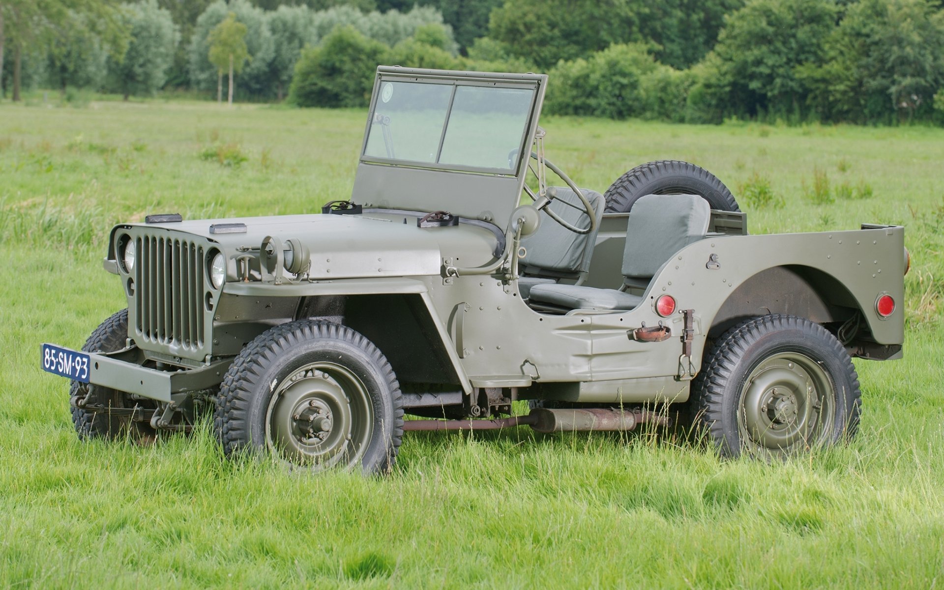 willis mb 1942 jeep suv frente hierba árboles