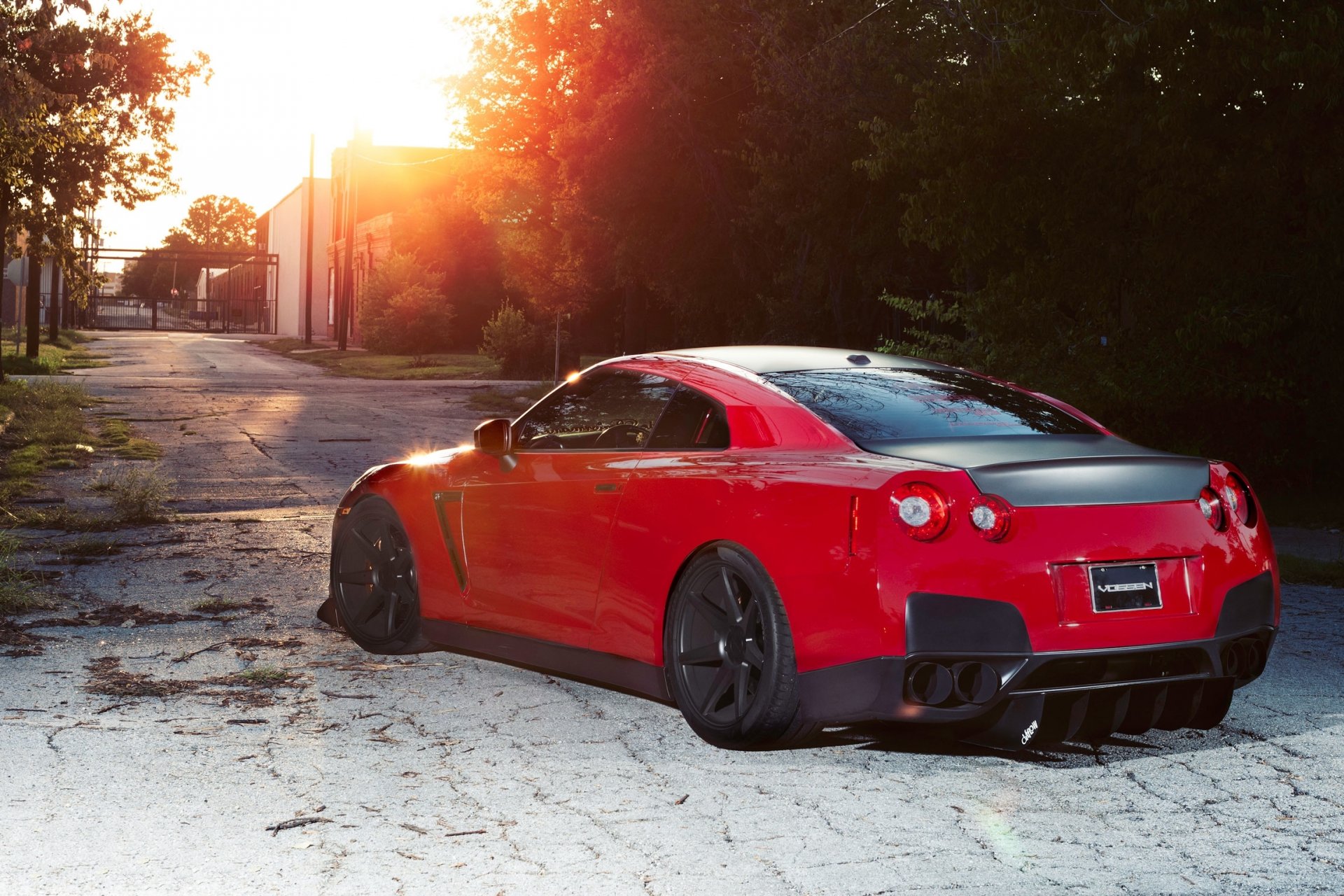 nissan gtr r35 räder nissan gtr rot asphalt rissig blendung