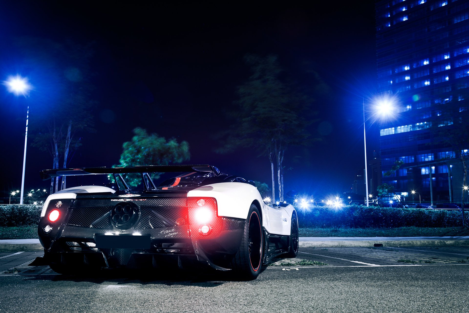 pagani zonda cinque tyłem miasto noc światła singapur