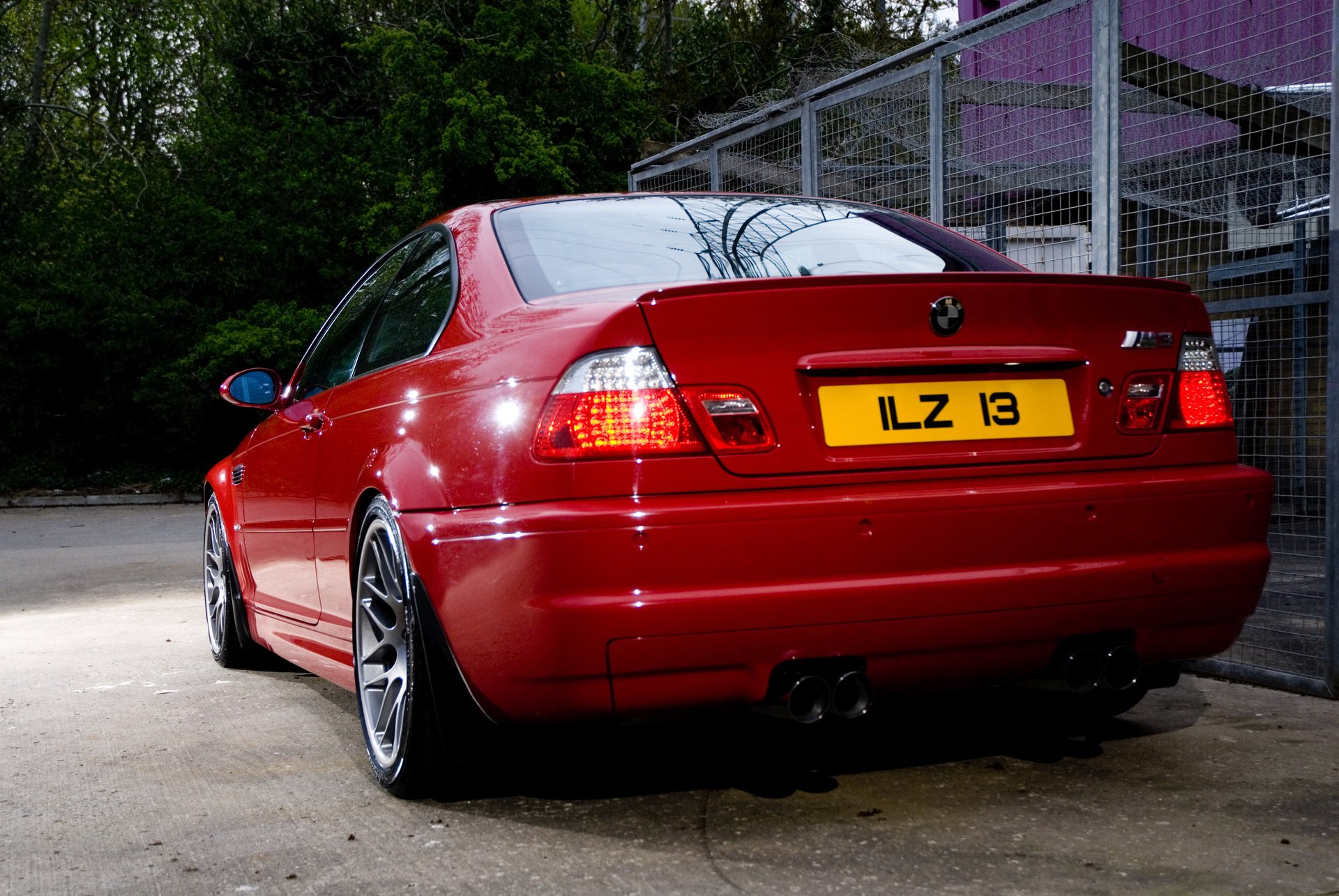 bmw m3 e46 rojo bmw rojo vista trasera luces traseras tubos de escape matrícula