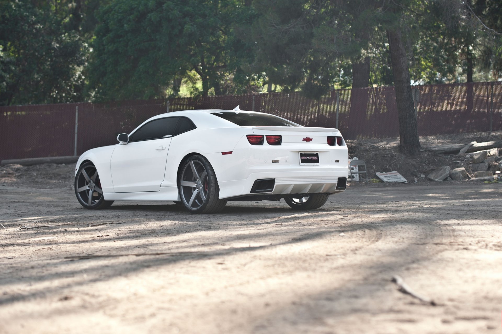 chevrolet camaro blanco ruedas negro chevrolet camaro llantas esgrima árboles