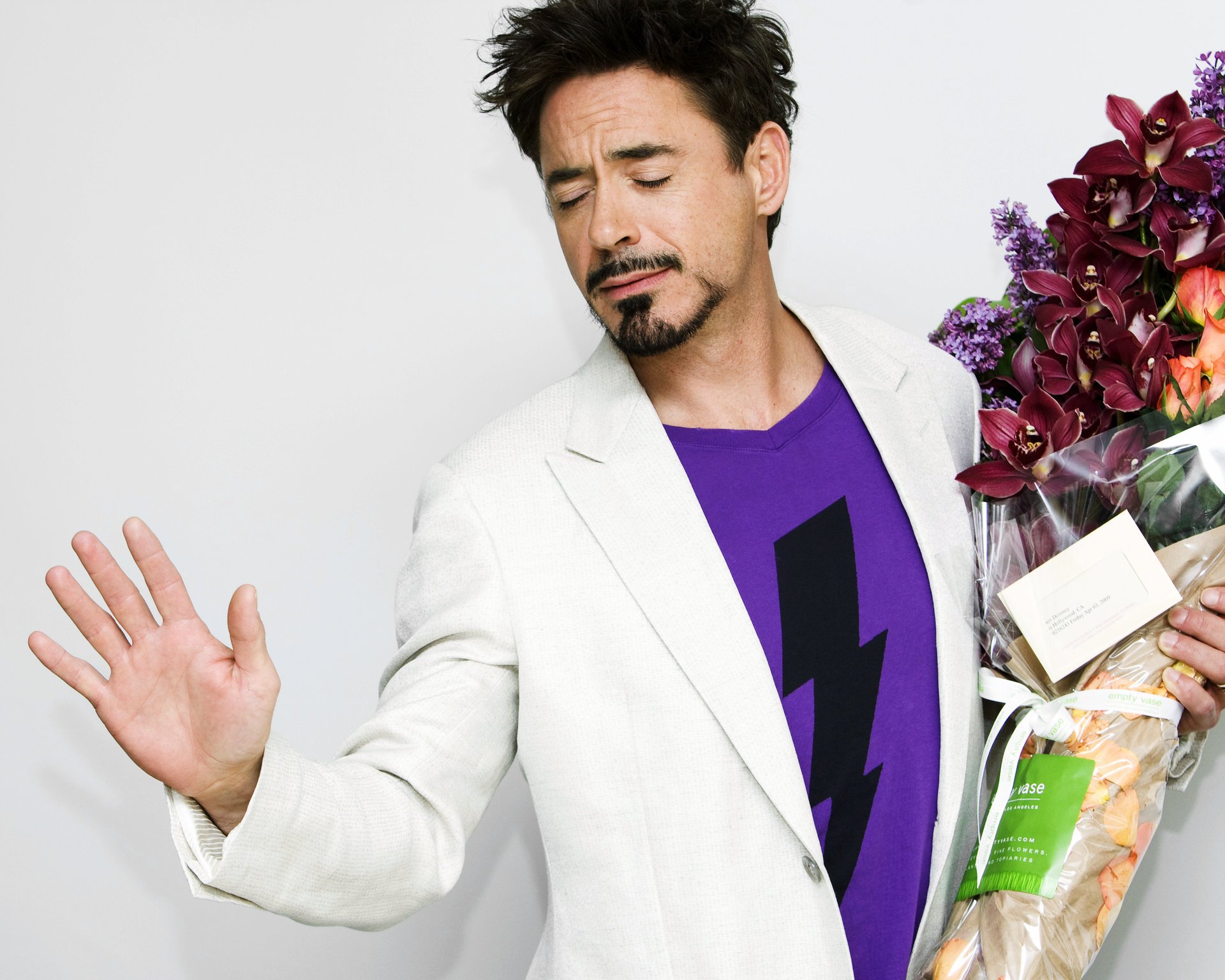 actor blumen robert downey jr. robert downey jr. flowers schauspieler