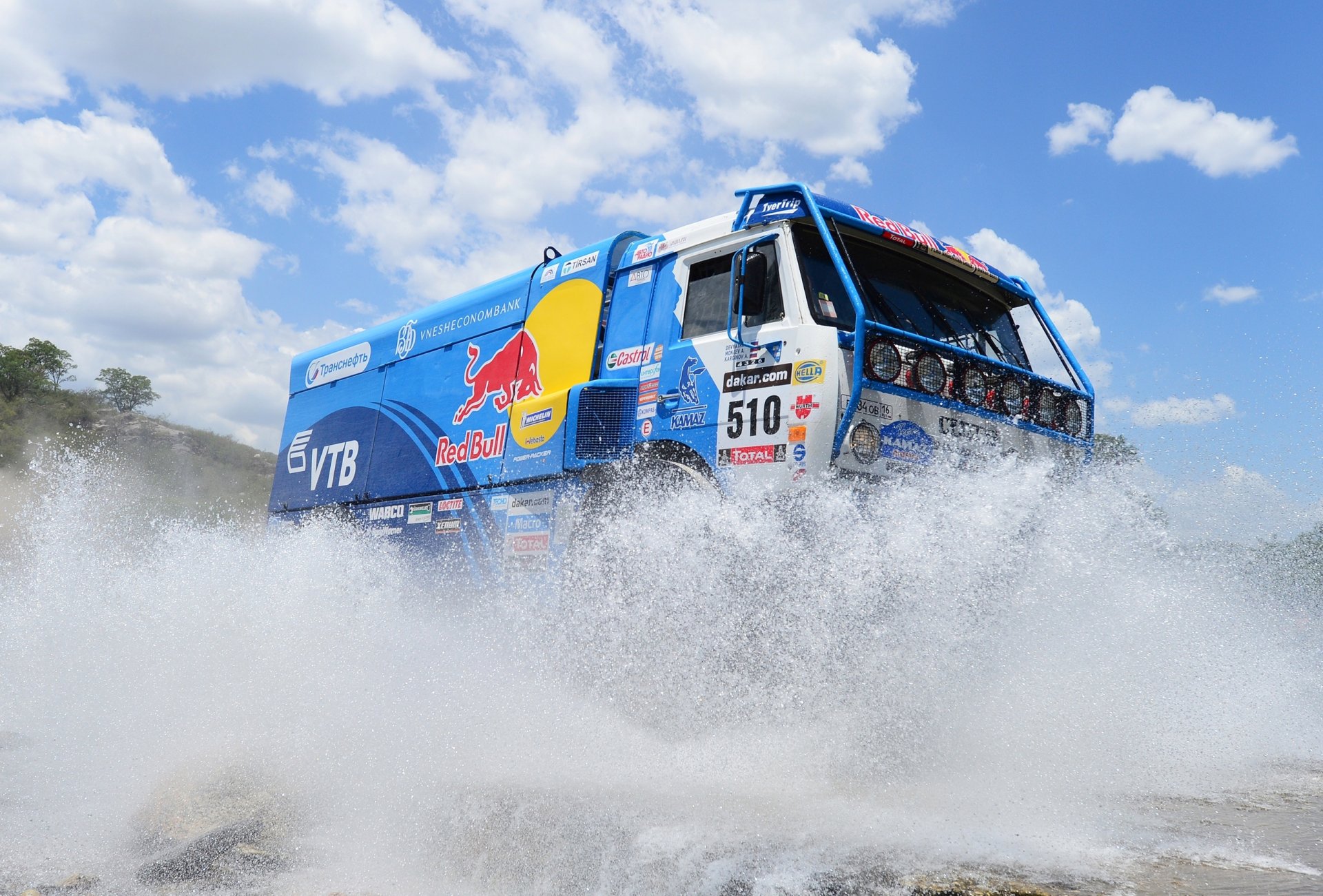 kamaz dakar rallye bleu taureau rouge eau éclaboussures ciel jour sport rallye