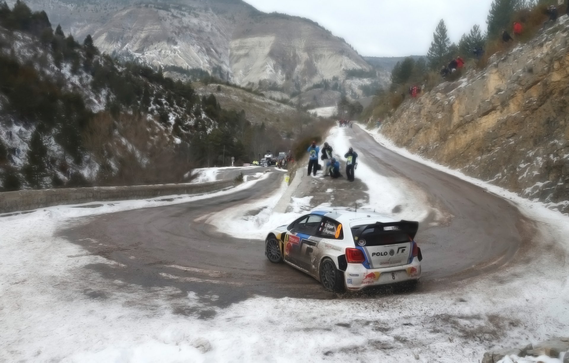 volkswagen polo wrc rallye sport voiture rallye blanc auto taureau rouge sébastien ogier julien ingrassia compétition dérapage virage descente personnes montagnes