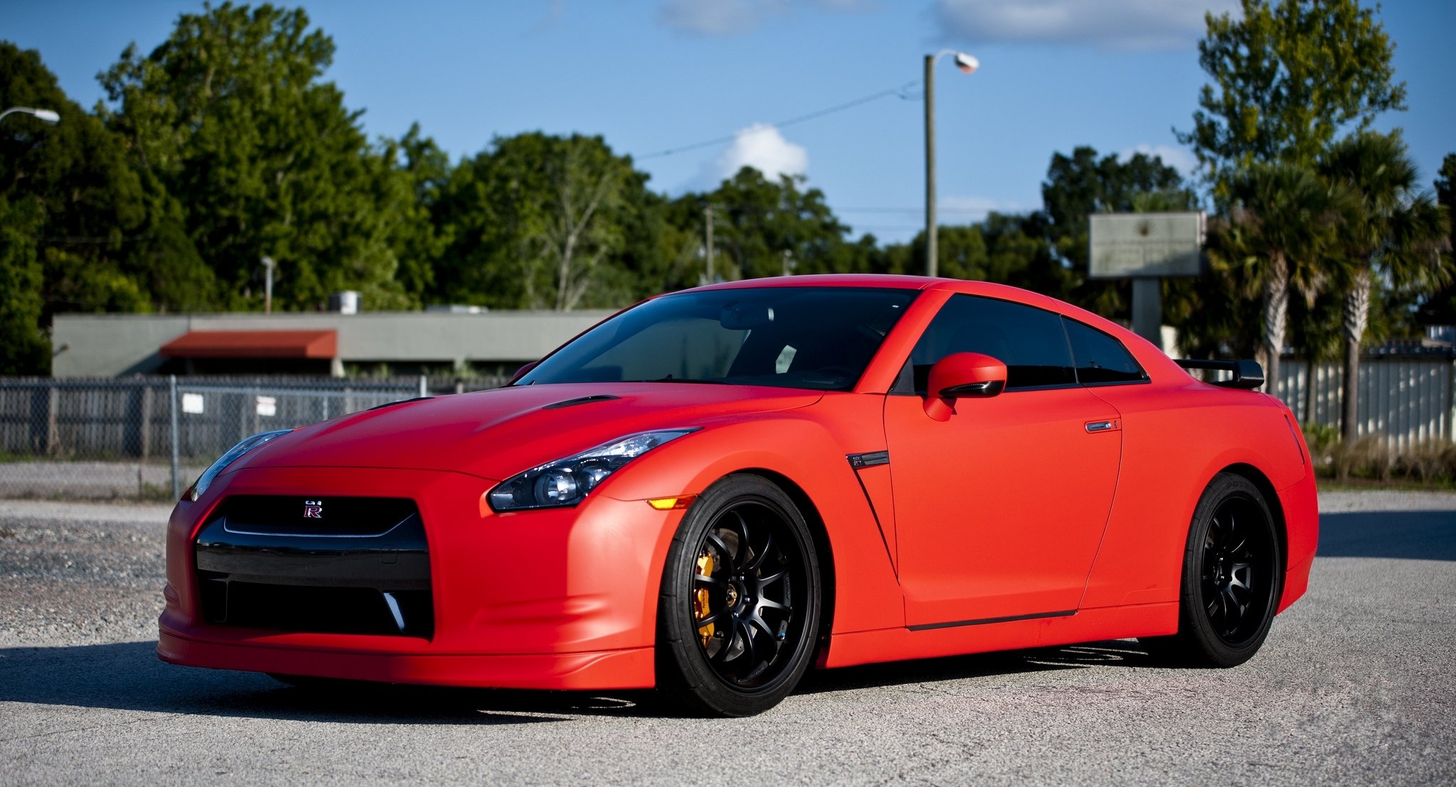 nissan gtr rojo mate ruedas negro nissan gtr rojo mate llantas teñido cielo árboles