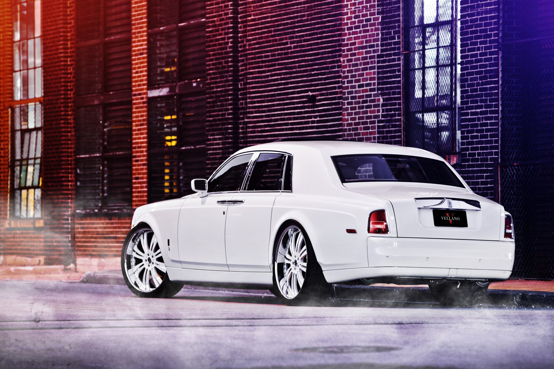 rolls royce phantom белый улица роллс ройс фантом вид сзади