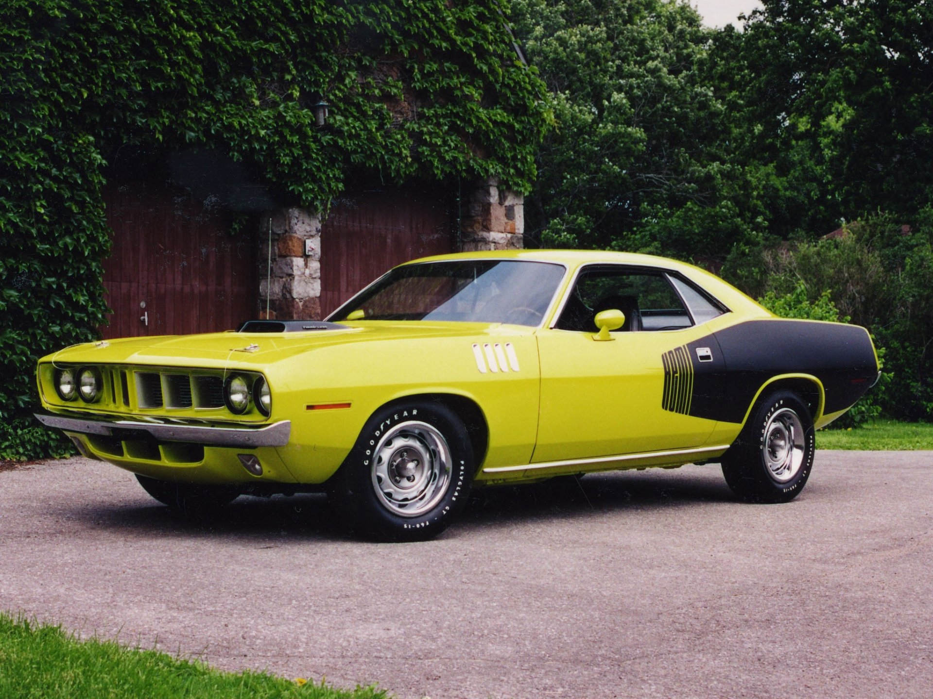 plymouth cuda hemi 1971 gelb schwarz muskelauto wohin seitenansicht strauch geländer tor