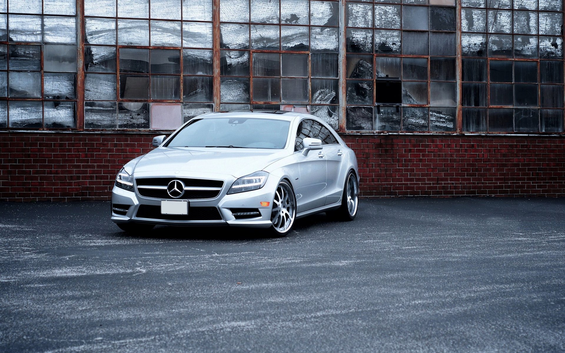 mercedes benz cls silber gebäude frontal kraft