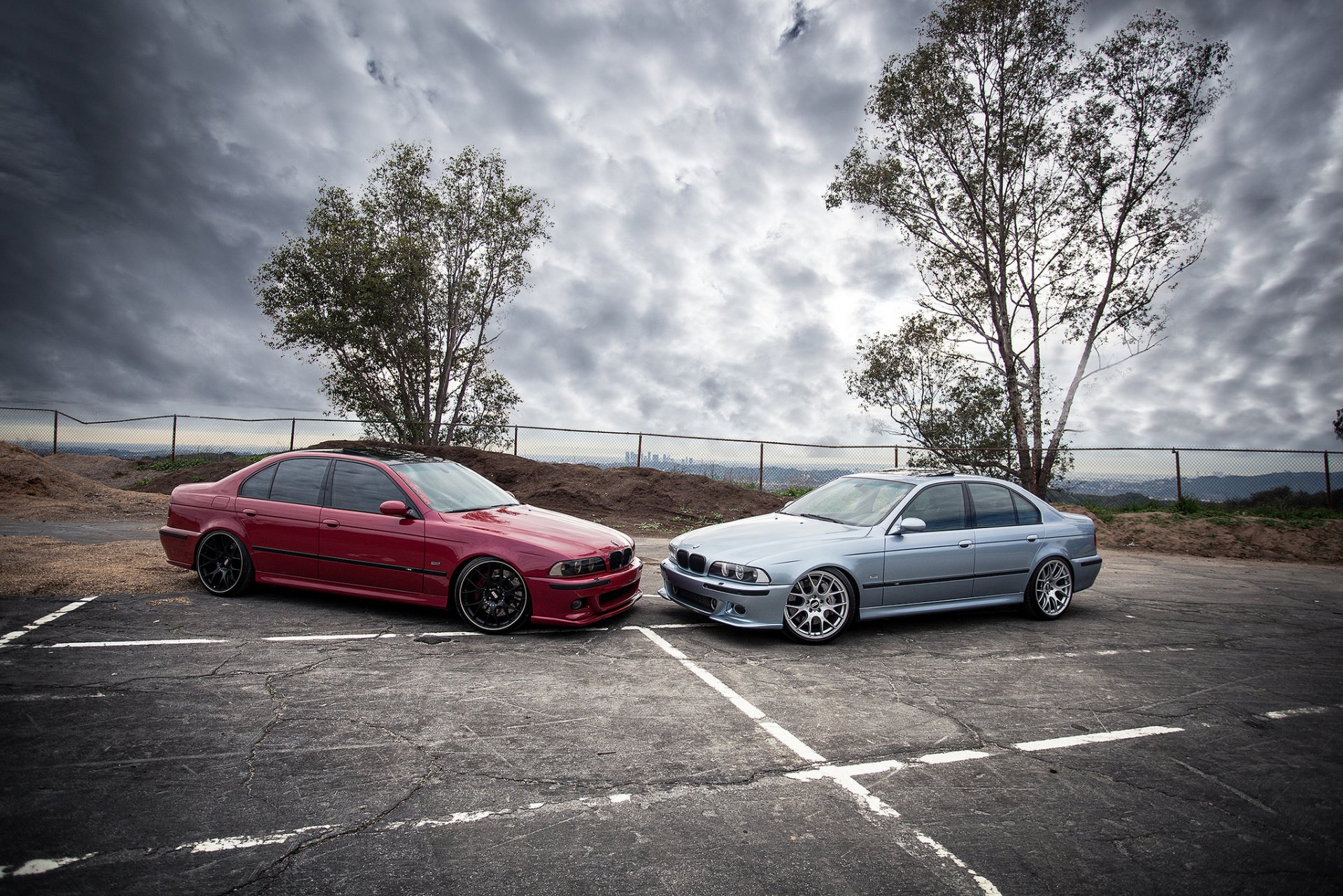 bmw m5 e39 red blue bmw blue red side view sky clouds tree