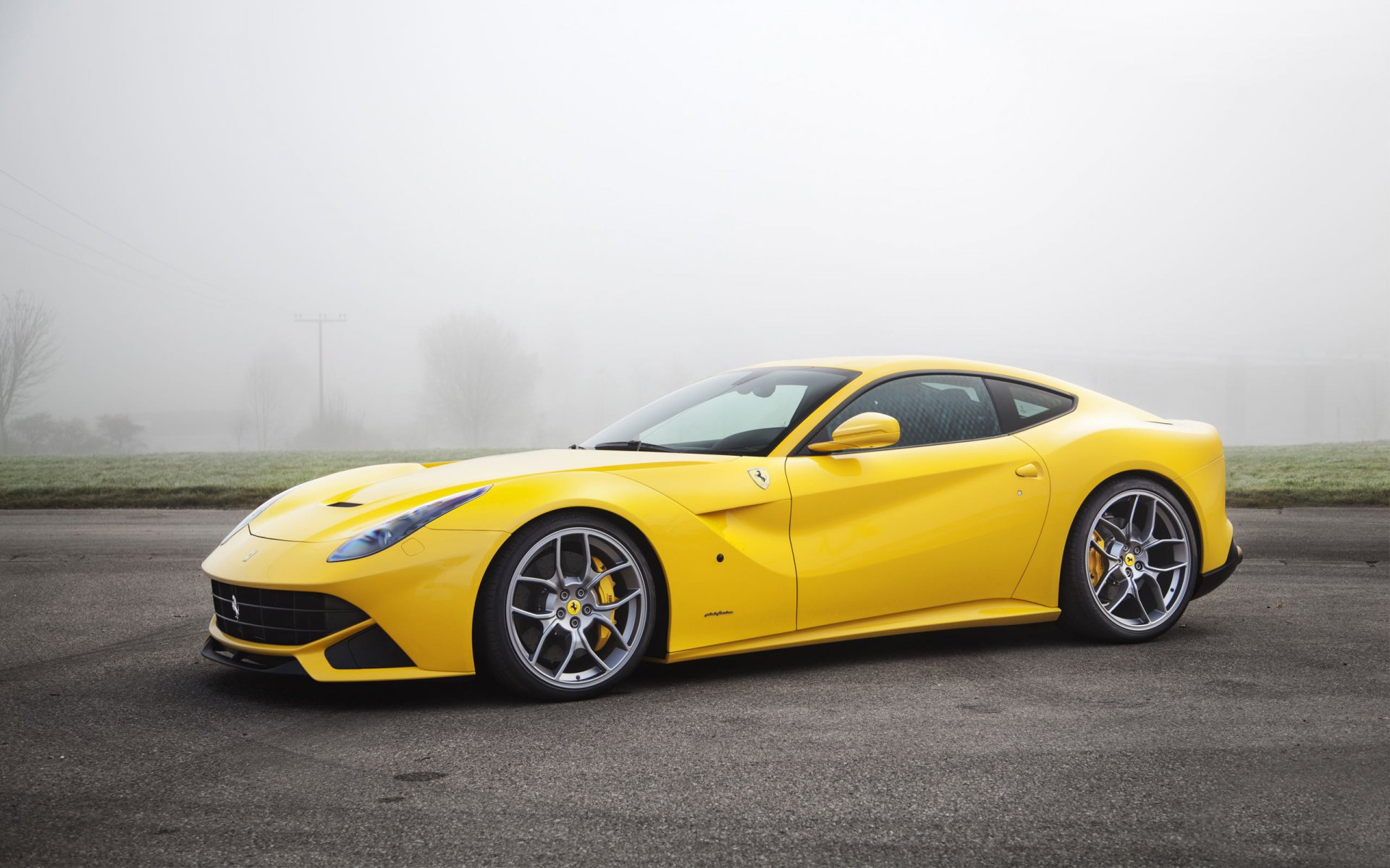 ferrari f12 berlinetta gelb nebel auto asphalt