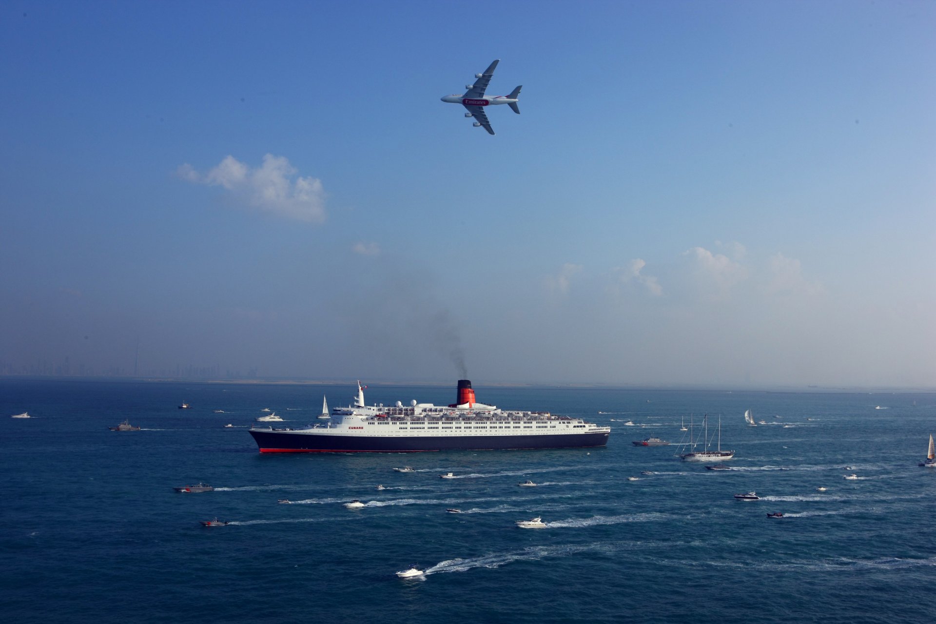 reine elizabeth emirates airline airbus a380 avion avion de ligne bateau marine mer beaucoup sécurité militaire paquebot navire jour passager vue latérale ciel