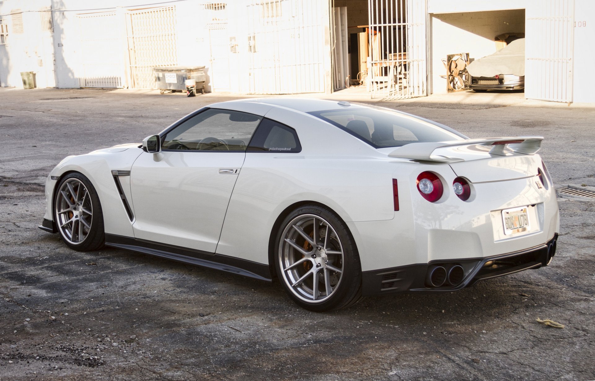 nissan gtr r35 bianco nissan gtr vista posteriore garage cancello