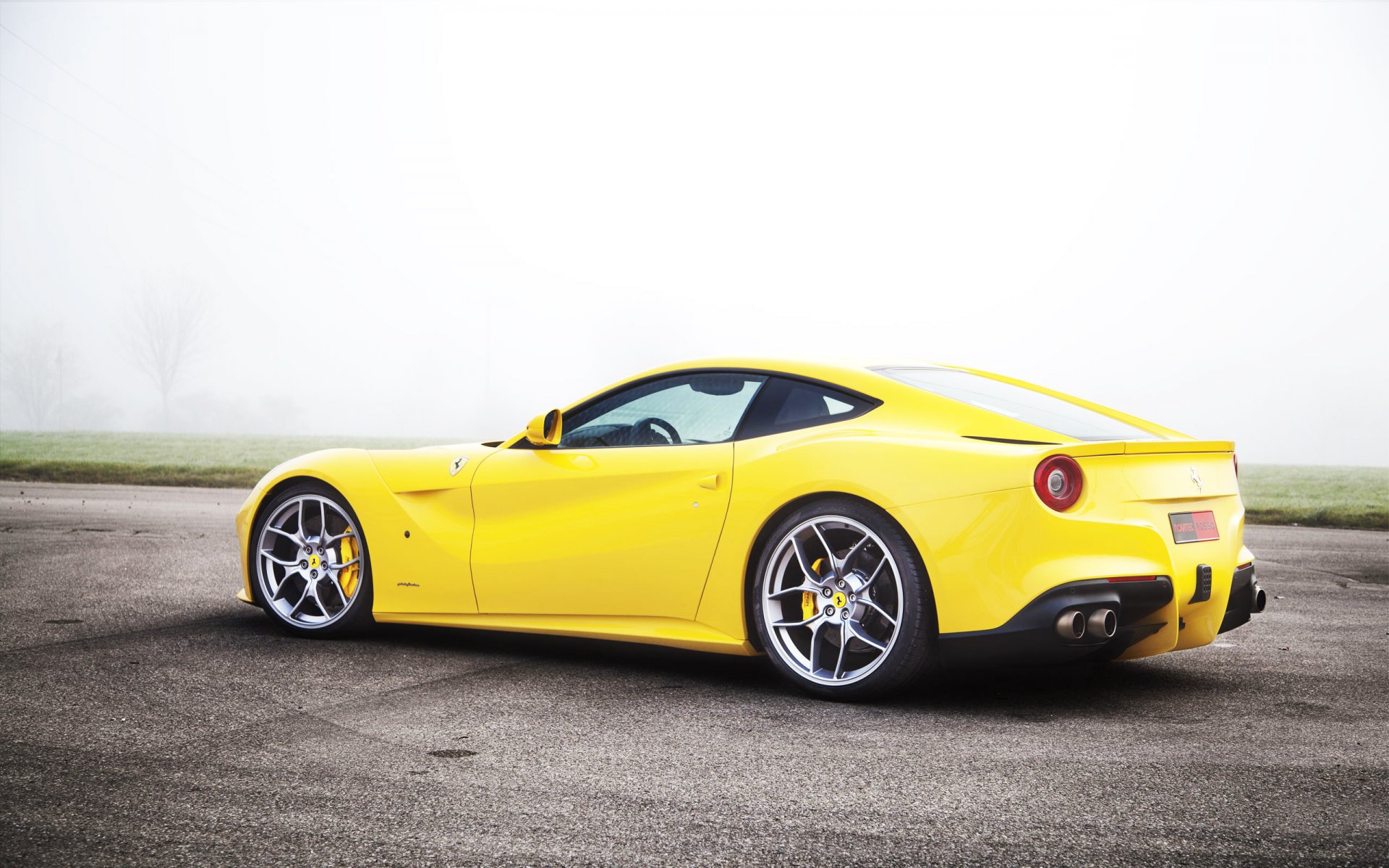 ferrari f12 jaune brouillard super voiture sport venimeux