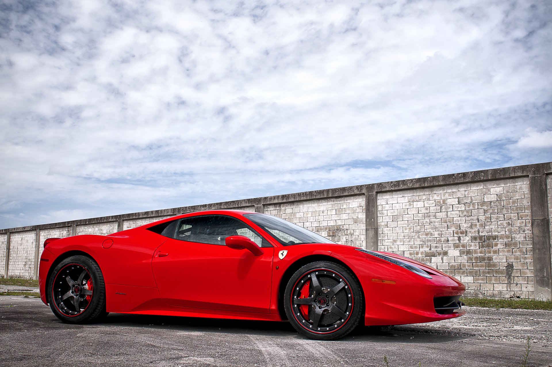 ferrari 458 italia rot räder ferrari italien rot himmel wolken schatten asphalt streifen