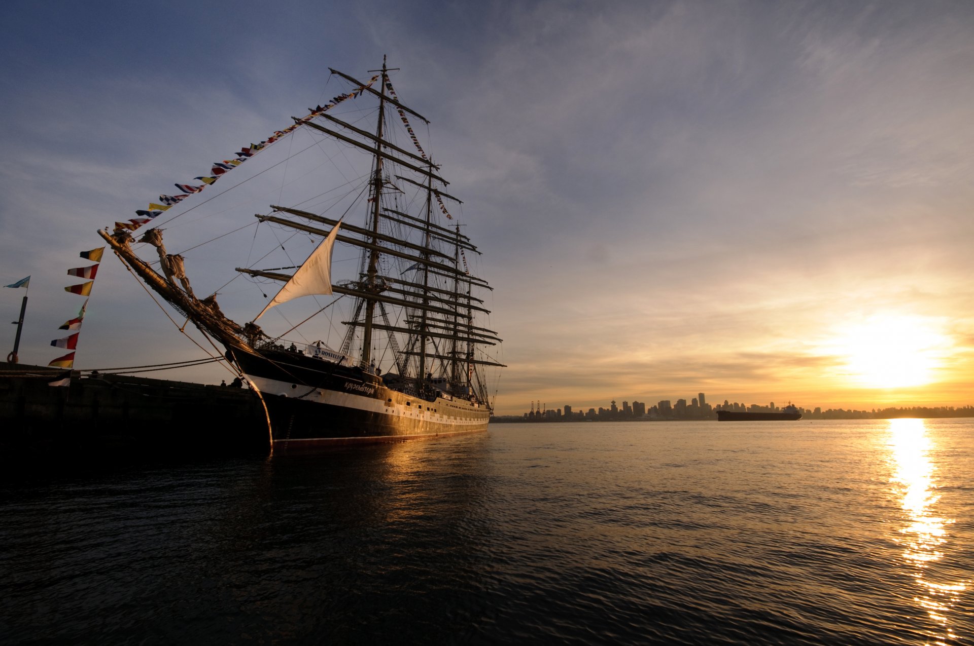 macd barca nave a vela nave tramonto molo prua alberi città