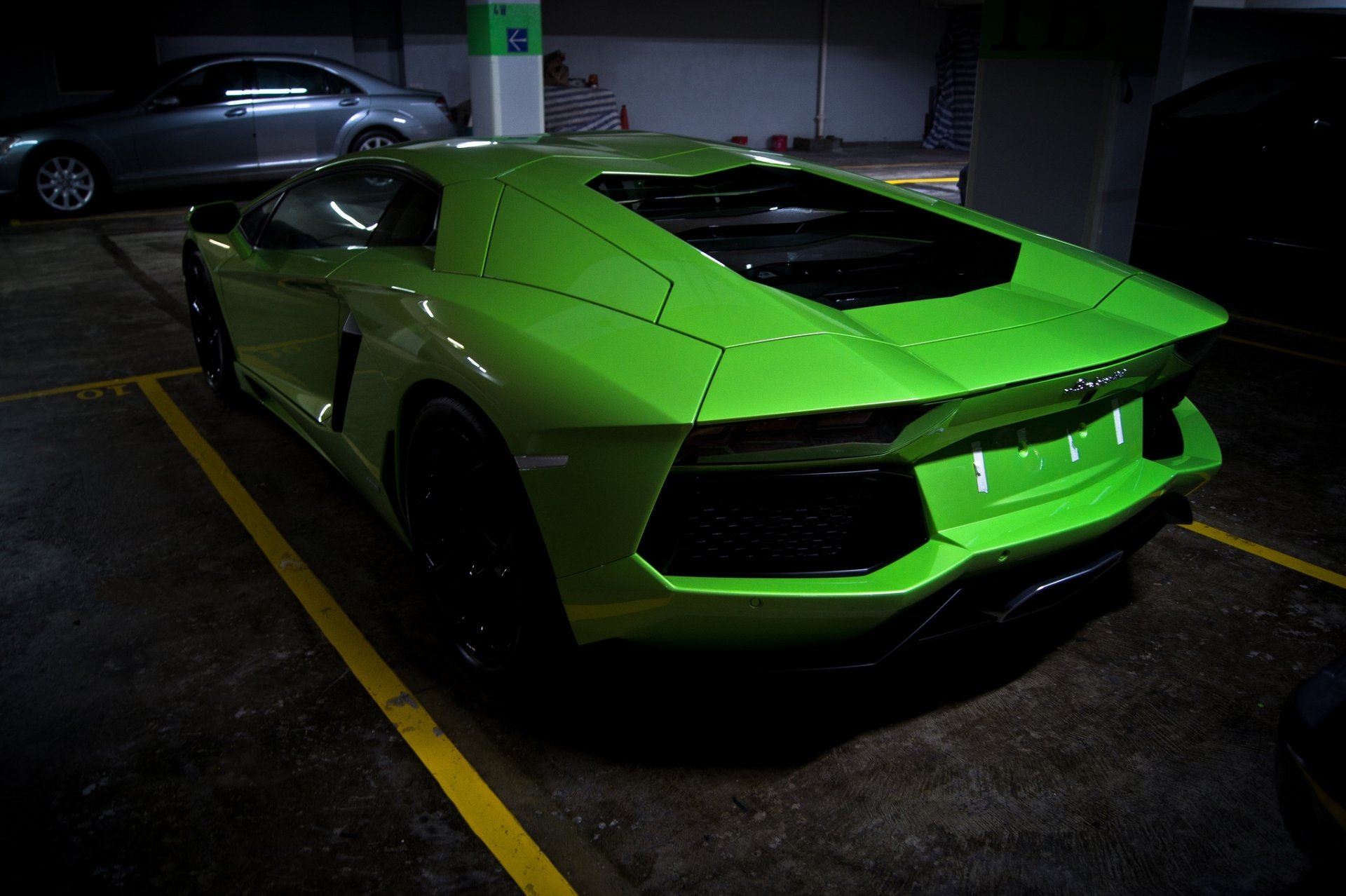 lamborghini aventador lp700-4 зеленый ламборгини авентадор задок парковка