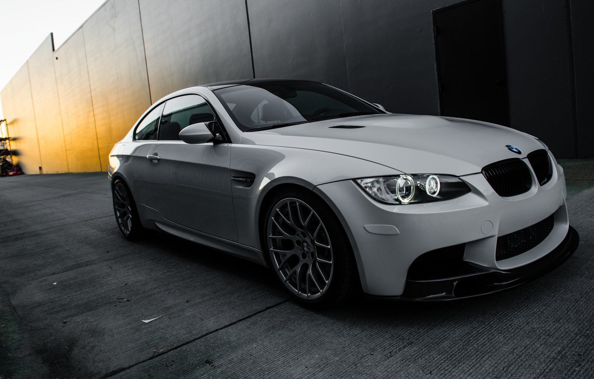 bmw m3 e92 bianco bmw coupé luce di marcia diurna vista laterale parete